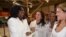 La líder de las Damas de Blanco, Berta Soler (i), habla con sus compañeras. Foto de archivo