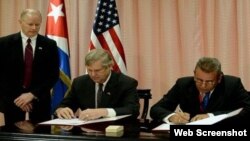 Gustavo Rodríguez Rollero (D), Ministro de Agricultura de Cuba y Thomas Vilsack (I), secretario del Departamento de Agricultura de EEUU, suscriben memorando de entendimiento.