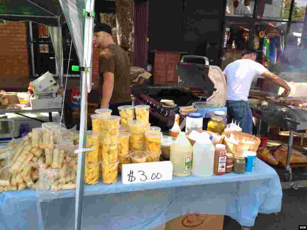 Venta de alimentos durante los festejos del Carnaval de la Calle Ocho de Miami
