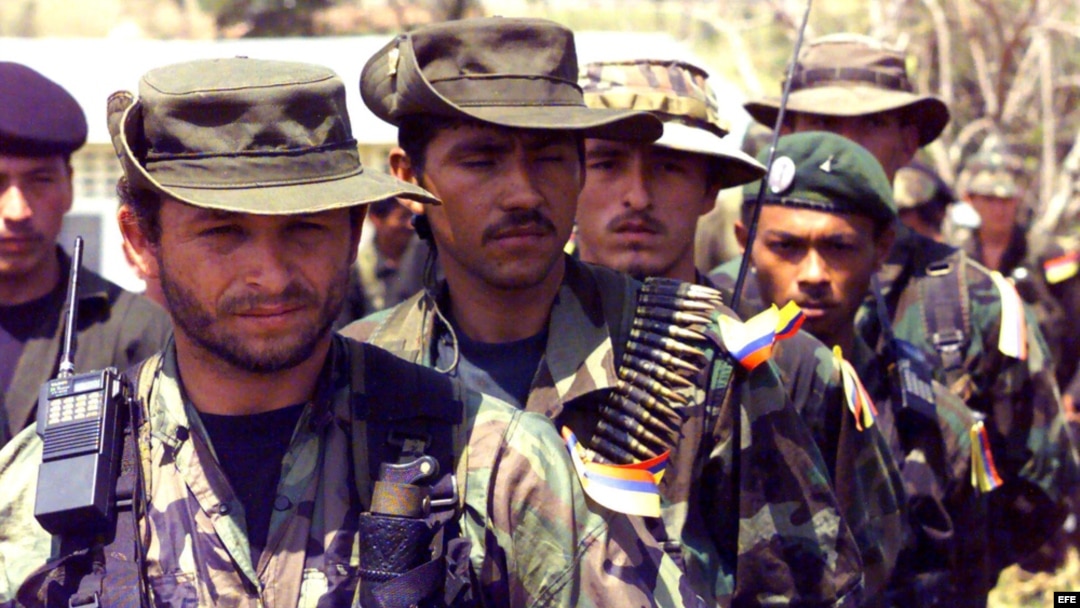 Terroristas de las FARC hostilizan a la población civil.