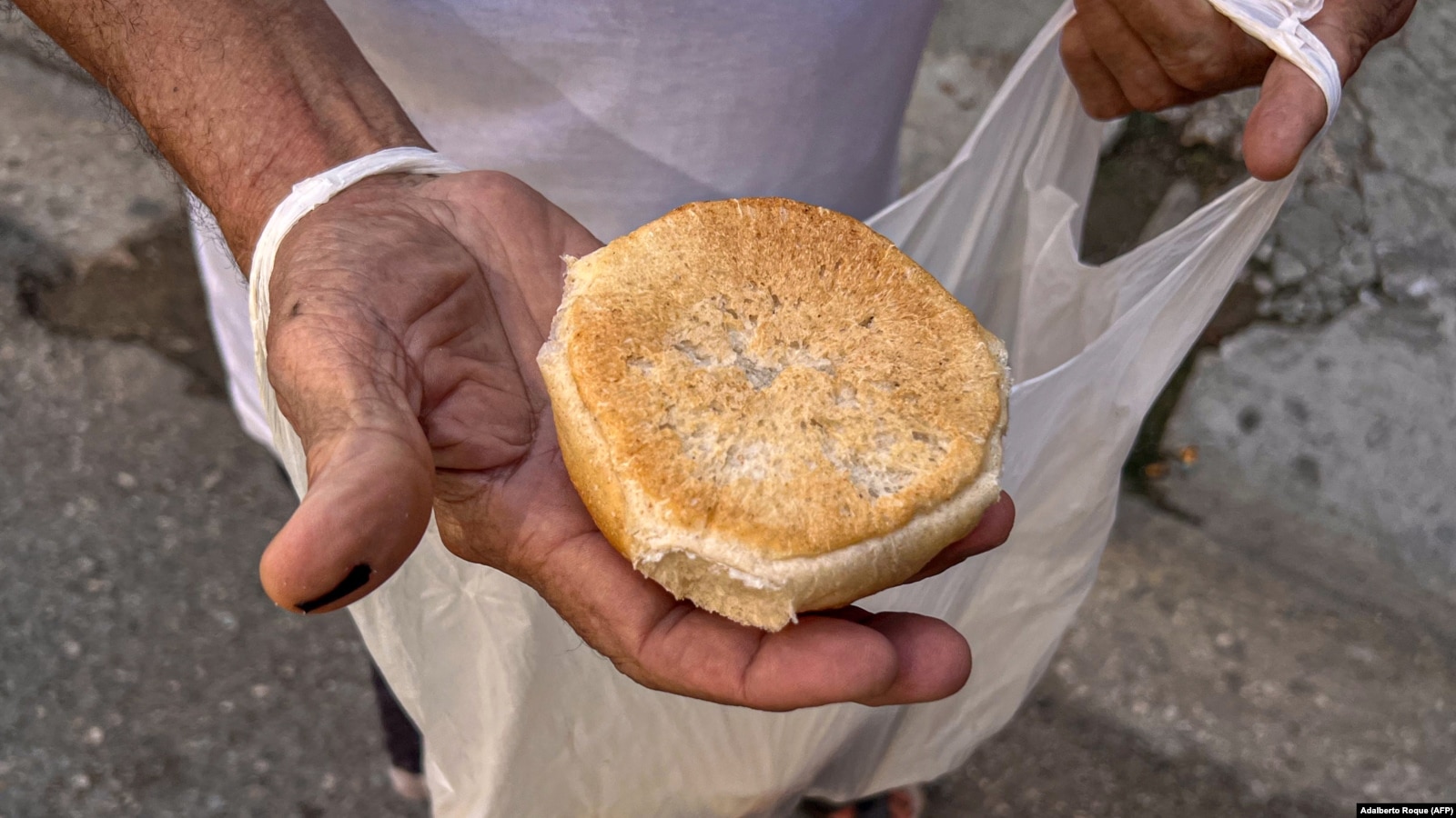 “En una bandeja comemos los tres”: el hambre golpea a las familias cubanas (VIDEO)