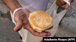 Una ración diaria de pan en Cuba. 