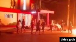 Los manifestantes prendieron una hoguera frente a la sede del gobierno municipal de Morón.