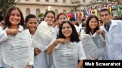 Cuba procura acelerar la graduación de médicos. Sus servicios representan la primera entrada de divisas del país.