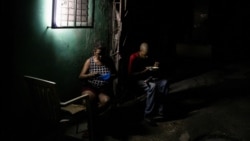 Los guardias de seguridad Eduardo Carbonell y Lubia Rodríguez cenan en su lugar de trabajo, en La Habana, Cuba, el 3 de agosto de 2026. REUTERS/Norlys Perez