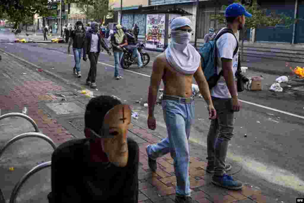 Tras la manifestación, un grupo de encapuchados se dirigió a la Plaza Altamira, donde intentó bloquear una transitada autopista, lo que desencadenó una fugaz intervención de guardias y policías nacionales que con chorros de agua y gases lacrimógenos dispersaron a los jóvenes, que respondían con piedras.