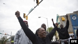 Varias personas celebran en la Pennsylvania Avenue de Baltimore, Estados Unidos, el 1 de Mayo de 2015.