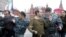 Policías antidisturbios detienen a participantes en una manifestación de homosexuales en Moscú. Fotografía de archivo.