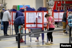 La gente vota en el Departamento de Bomberos y Rescate el día de las elecciones en New Gloucester, Maine, EE. UU., el 5 de noviembre de 2024. REUTERS/Faith Ninivaggi