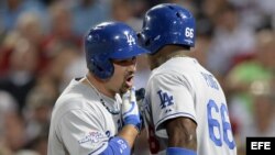 Adrian González (i) y Yasiel Puig (d) de los Dodgers de Los Ángeles celebran durante el partido contra los Bravos de Atlanta en el Turner Field en Atlanta (Georgia). 