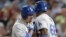 Adrian González (i) y Yasiel Puig (d) de los Dodgers de Los Ángeles celebran durante el partido contra los Bravos de Atlanta en el Turner Field en Atlanta (Georgia). 