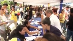 La oposición venezolana entrega las firmas para activar el proceso revocatorio