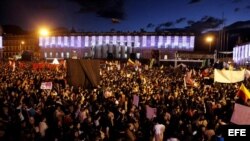 Miles de simpatizantes del alcalde de Bogotá, Gustavo Petro, se manifestaron anoche contra su destitución, en la Plaza de Bolívar, en Bogotá (Colombia).