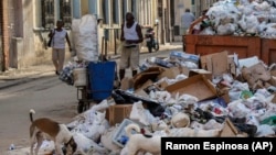 Una montaña de basura en la capital cubana.