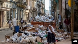 Montones de desperdicios se acumulan en las calles de la capital cubana, donde pueden permanecer durante semanas sin ser recogidos.&nbsp;