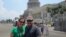 Wichy y Helvetiella frente al Capitolio de La Habana