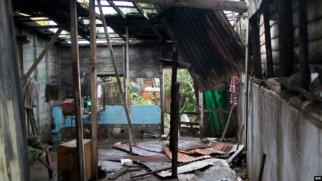 Aspecto de una vivienda afectada por el paso del huracán Sandy por Caimanera, Guantánamo (Cuba). 