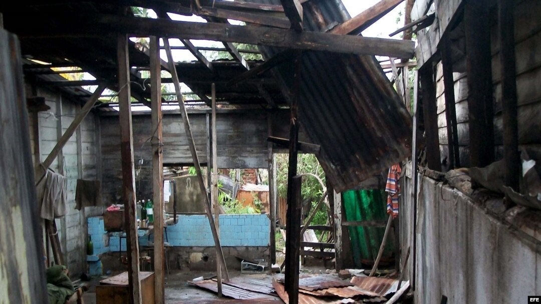 Aspecto de una vivienda afectada por el paso del huracán Sandy por Caimanera, Guantánamo (Cuba). 