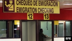 Un hombre chequea sus documentos antes de viajar, en el aeropuerto José Martí de La Habana.