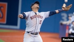 Yuli Gurriel captura la bola en un juego de los Astros de Houston contra los Toronto Blue Jays. (Nick Turchiaro-USA TODAY Sports)