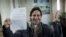 El activista de Greenpace Miguel Hernan Perez, con la confirmación del retiro de cargos en Rusia. 