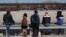 Migrantes observan el muro fronterizo en Ciudad Juárez, México, en diciembre de 2022, al otro lado de la frontera desde El Paso, Texas. AP/Christian Chávez