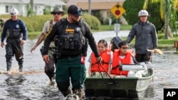 Equipos de bomberos y rescatistas ayudan a los damnificados por el huracán Milton, el viernes 11 de octubre de 2024, en New Port Richey, Florida. (Foto AP/Mike Carlson)