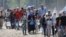 Refugiados cruzan la frontera entre Macedonia y Grecia, cerca de la ciudad de Gevgelija, Macedonia, hoy, 4 de septiembre de 2015.