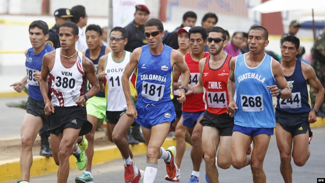 El atleta Diego Colorado de Colombia (c) compite en la media maratón realizada hoy, sábado 30 de noviembre de 2013, en Trujillo (Perú), en el marco de los Juegos Bolivarianos Trujillo 2013