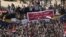  El jefe del partido opositor Al Karama, Hamden Sabahi (centro, sobre el escenario), saluda a los manifestantes en contra del presidente egipcio Mohamed Morsi reunidos en la plaza Tahrir en El Cairo (Egipto).
