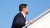 El vicepresidente de Estados Unidos, JD Vance, sube al avión presidencial Air Force Two tras las conversaciones de paz con Irán en Islamabad.