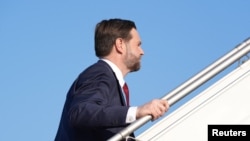 El vicepresidente de Estados Unidos, JD Vance, sube al avión presidencial Air Force Two tras las conversaciones de paz con Irán en Islamabad.