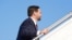 El vicepresidente de Estados Unidos, JD Vance, sube al avión presidencial Air Force Two tras las conversaciones de paz con Irán en Islamabad.