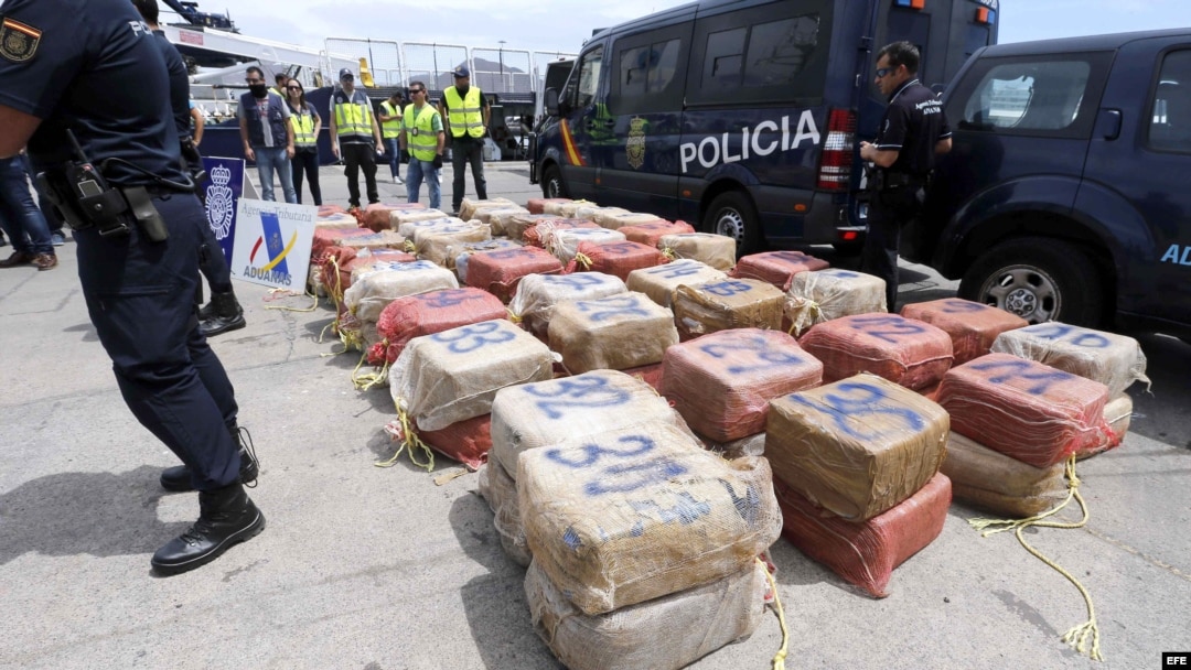 Los 80 fardos con 2.400 kilos de cocaína descargados hoy en la Base Naval en Las Palmas de Gran Canaria.