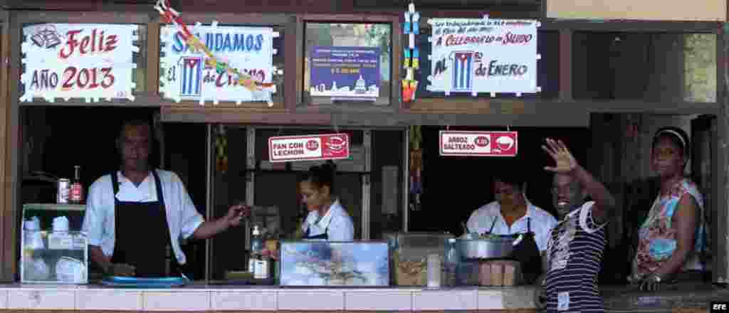 Decenas de carteles alusivos a un nuevo aniversario de la Revolución Cubana han sido colocados en las calle de La Habana, Cuba.
