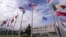 Las banderas de los países miembros de la Organización del Tratado del Atlántico Norte (OTAN) ondean en la sede de la OTAN en Bruselas (Bélgica). 