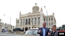 El presidente de Austria, Heinz Fischer, y su esposa, Margit Fischer, posan para una foto junto a un auto clásico.