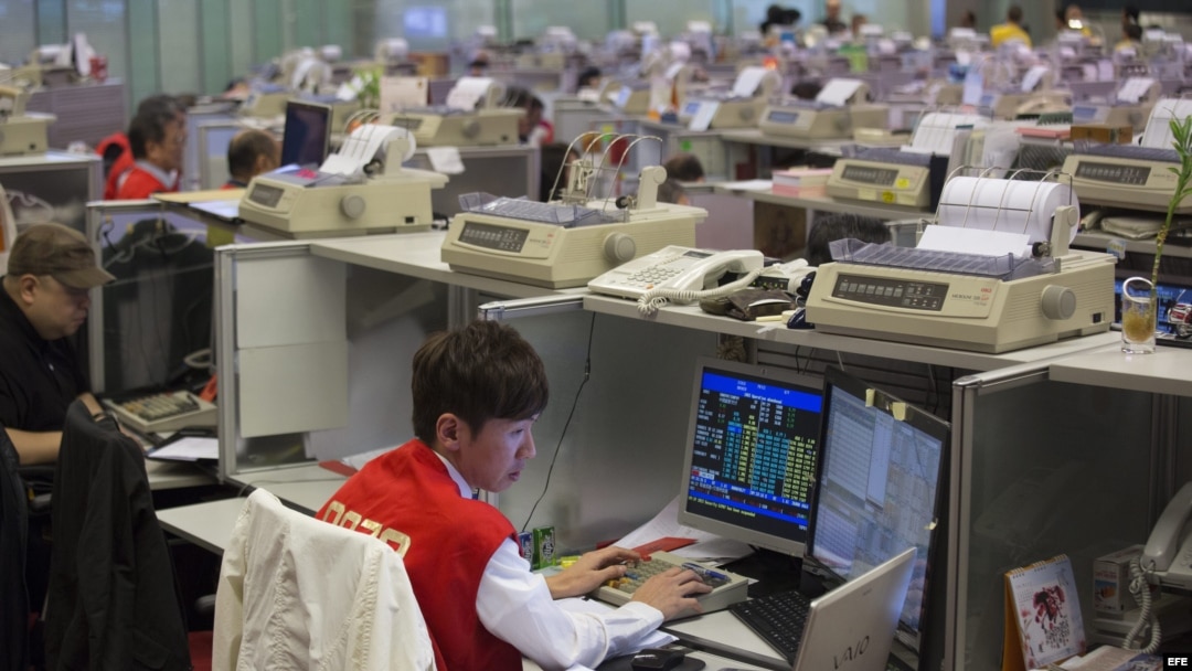 Un corredor de bolsa observa las transacciones realizadas en la bolsa de Hong Kong (China). 