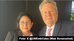 Mike Hammer junto a Leticia Ramos Herrería, miembro del movimiento opositor Damas de Blanco.