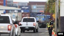 Un guardia de seguridad custodia la entrada donde el barco norcoreano Chong Chon Gang se encuentra atracado en el puerto de Manzanillo en la caribeña ciudad de Colón (Panamá)