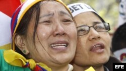 Archivo - Asistentes a la concentración frente a la Embajada de China en Madrid para pedir respeto a los derechos humanos en el Tibet. 