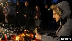 Ucranianos en Kyiv rinden homenaje a las víctimas del Holodomor, el 25 de noviembre de 2023. (REUTERS/Sofiia Gatilova).