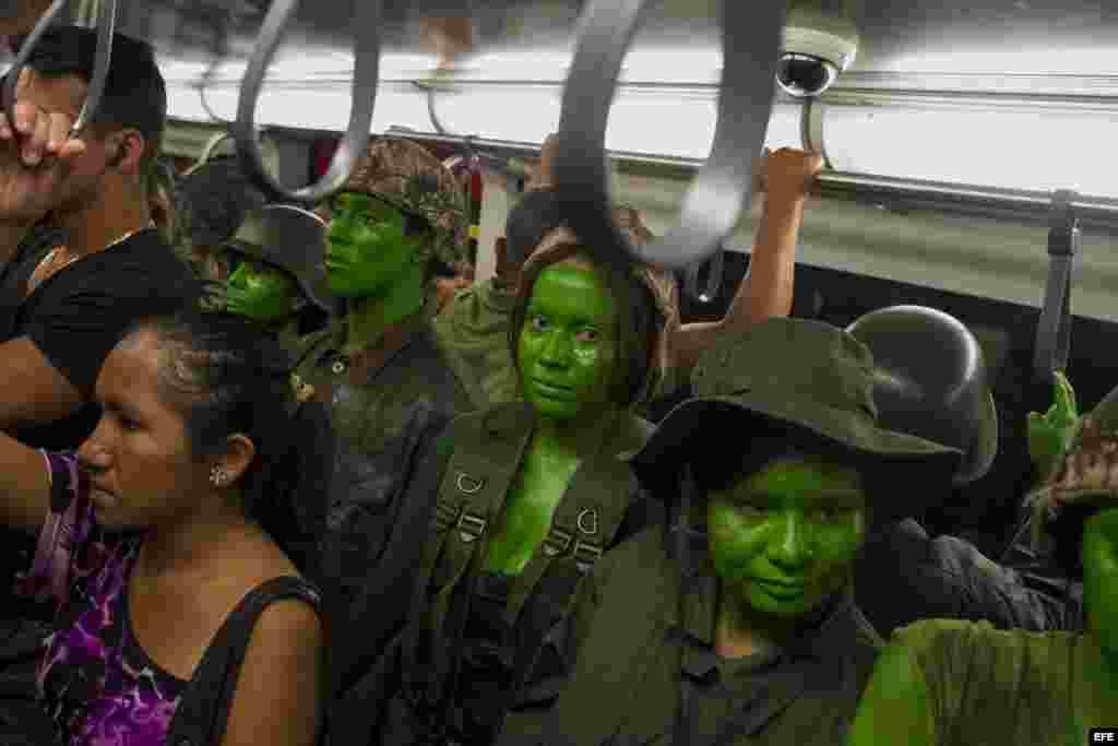 Un grupo de estudiantes de la Universidad Experimental de Arte (UNEARTE) protestan caracterizados como militares en contra de la represión militar a estudiantes y civiles hoy, viernes 11 de abril del 2014, en Caracas (Venezuela).