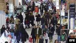 Una multitud de clientes visitan los grandes almacenes Macy's la noche de Acción de Gracias en Nueva York (Estados Unidos) el 28 de noviembre de 2013. El tradicional "Viernes Negro" se adelanta así este año