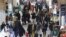 Una multitud de clientes visitan los grandes almacenes Macy's la noche de Acción de Gracias en Nueva York (Estados Unidos) el 28 de noviembre de 2013. El tradicional "Viernes Negro" se adelanta así este año