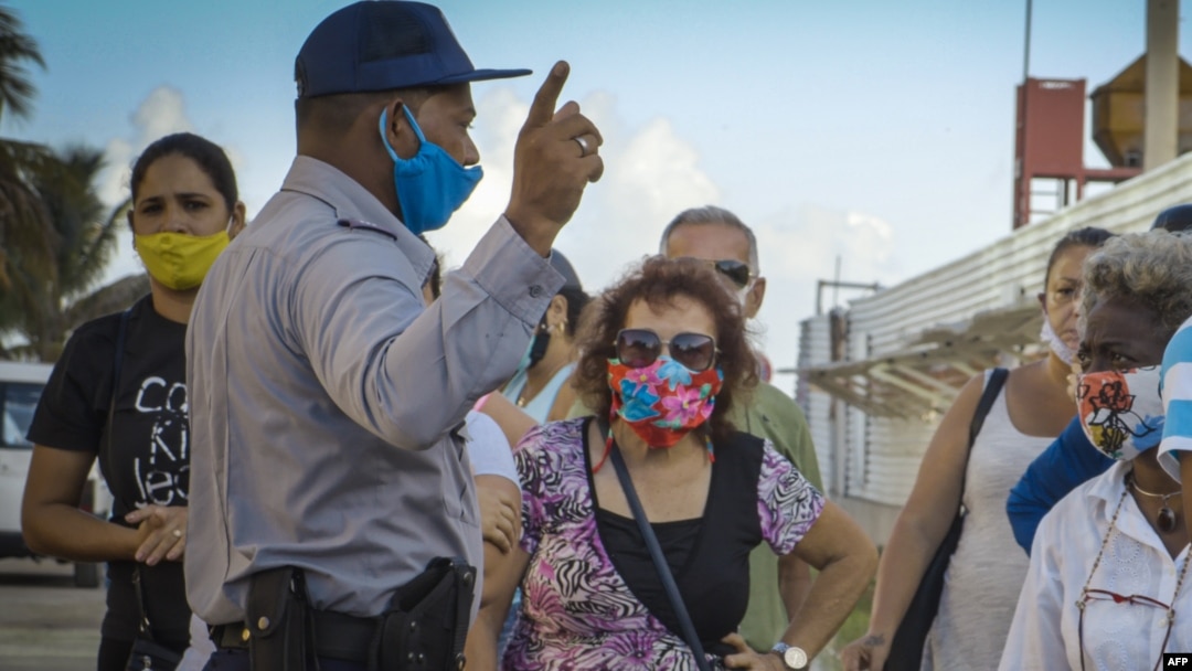 Cubanos con mascarilla, el 20 de julio de 2020. (Adalberto Roque / AFP)