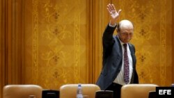 El presidente rumamo Traian Basescu saluda a los parlamentarios rumanos durante el proceso de destitución 