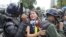 Una joven arrestada durante las protestas.