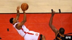 Kyle Lowry lanza la bola por encima de Tristan Thompson y Kyriel Irving.