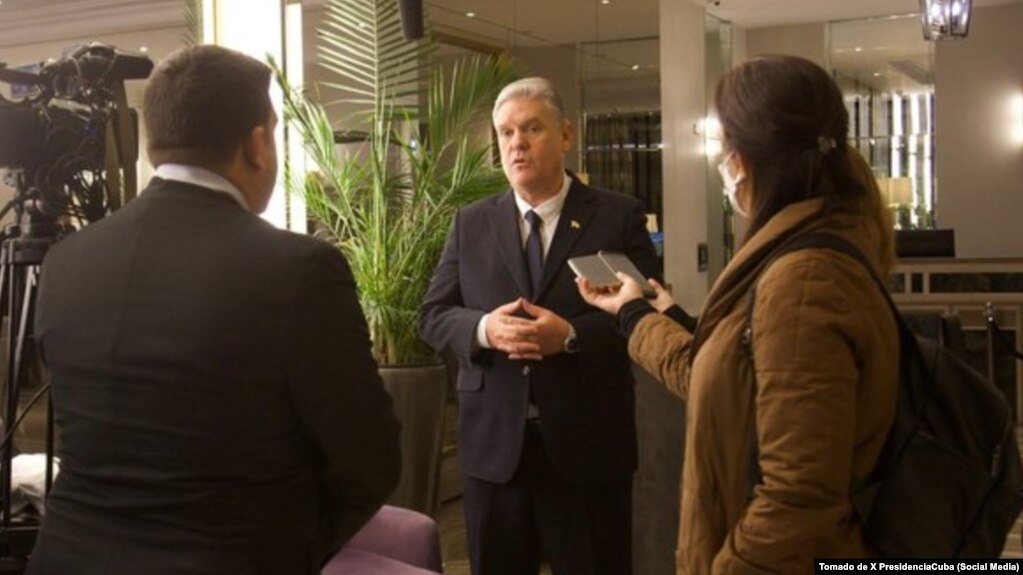 Alejandro Gil habla con periodistas sobre las potencialidades de las relaciones económicas entre Cuba y China, en noviembre de 2022.